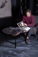 Стол из окаменелого дерева