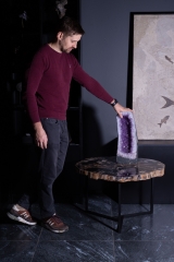 Стол из окаменелого дерева