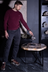 Стол из окаменелого дерева